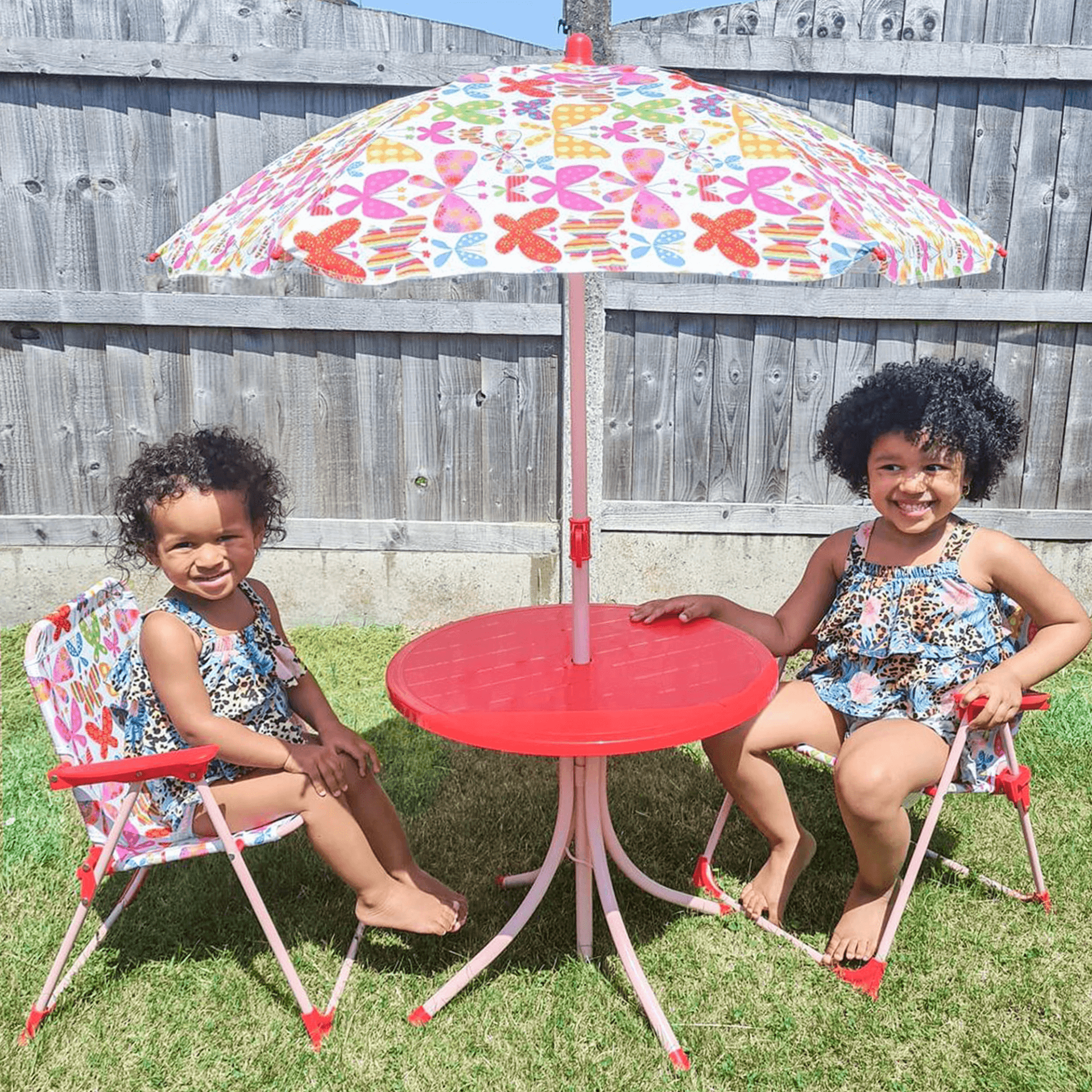 Outsunny Kids Bistro Table & Chair Set with Parasol, Bright butterfly design kids' outdoor set with adjustable parasol. Ideal for garden, patio, and backyard playtime with snacks and crafts.