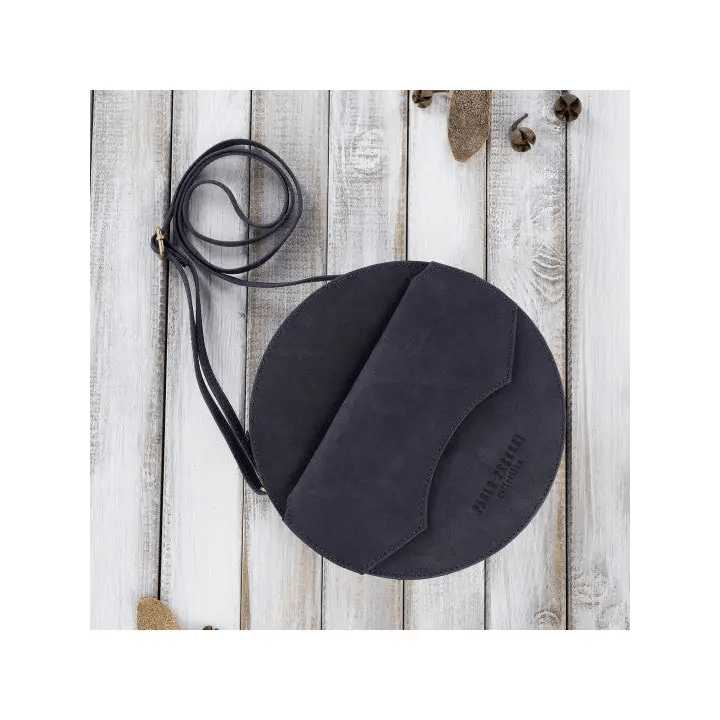 Vintage Round Leather Handbag - Classic Style Discover elegance with our Round Leather Handbag. Perfectly aged, offering ample storage and unisex design for any occasion.